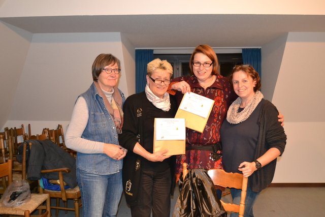 Von links nach rechts: Margret Schild (FAIR-teiler), die Friseurinnen Gaby Hildebrandt und Bianca Röbisch erhielten eine kleine Aufmerksamkeit als Dank, Petra Krämer (FAIR-teiler)