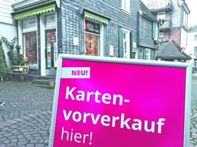 Es gibt drei Vorverkaufsstellen, in jedem Stadtteil eine, wie zum Beispiel hier bei der Tourist-Info in Langenberg.