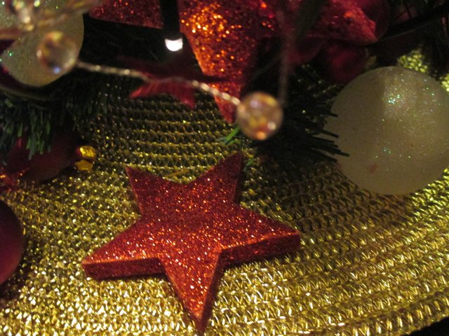 ein stern, ein roter dazu, auf goldenem Grund...