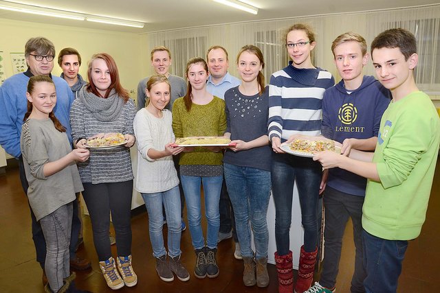 Tolle Gerichte konnten die Wickeder Jugendlichen beim Topfduell 2014 präsentieren. Im Bild (v.l.) Pfarrer Christoph Diestelhorst sowie Besucher des Jugendbereichs Simon Stratmann und Mitarbeiter des Jugendbereichs Nils Sternberg.