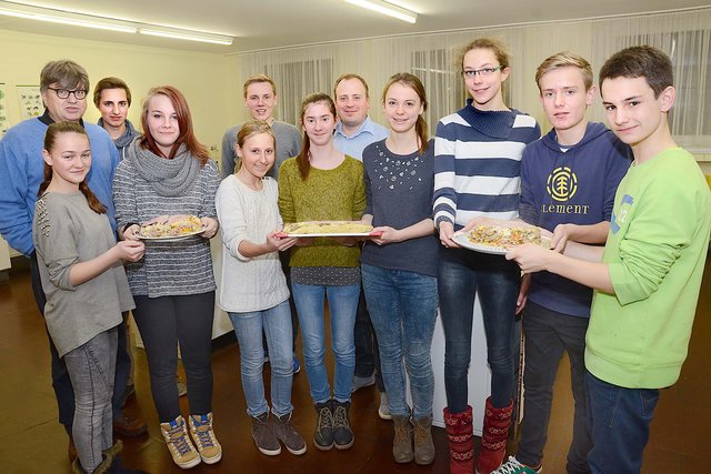 Tolle Gerichte konnten die Wickeder Jugendlichen beim Topfduell 2014 präsentieren. Im Bild (v.l.) Pfarrer Christoph Diestelhorst sowie Besucher des Jugendbereichs Simon Stratmann und Mitarbeiter des Jugendbereichs Nils Sternberg. | Foto: Schmitz