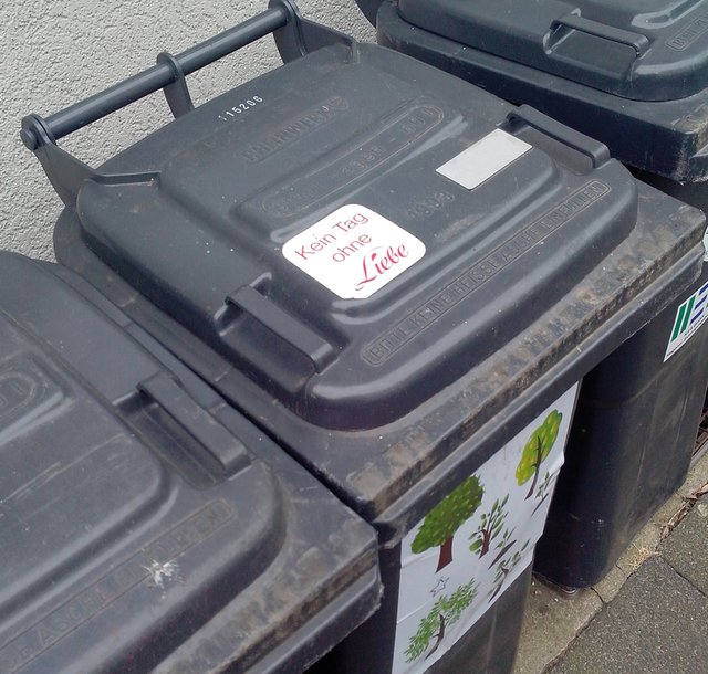 Möchte sich da jemand ganz besonders gutstellen mit dem tüchtigen Müllwerker?