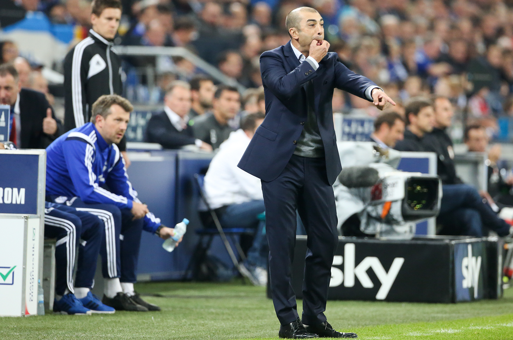 Schalke-Trainer Roberto Di Matteo nahm nach der Köln-Pleite seinen Kapitän Benedikt Höwedes in Schutz.