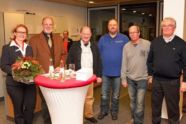 Rainer Großberndt (2.v.l.) freute sich in der Letmather Sparkassen mit Niederlassungsleiterin Katharina Köchling und Bernd Hartmann (5.v.l.), dass sich mit Berthold Reich, Thorsten Weiß und Mafred Klingehöfer jetzt schon 45 Einzelhändler an der Sammelaktion für Vereine beteiligen.