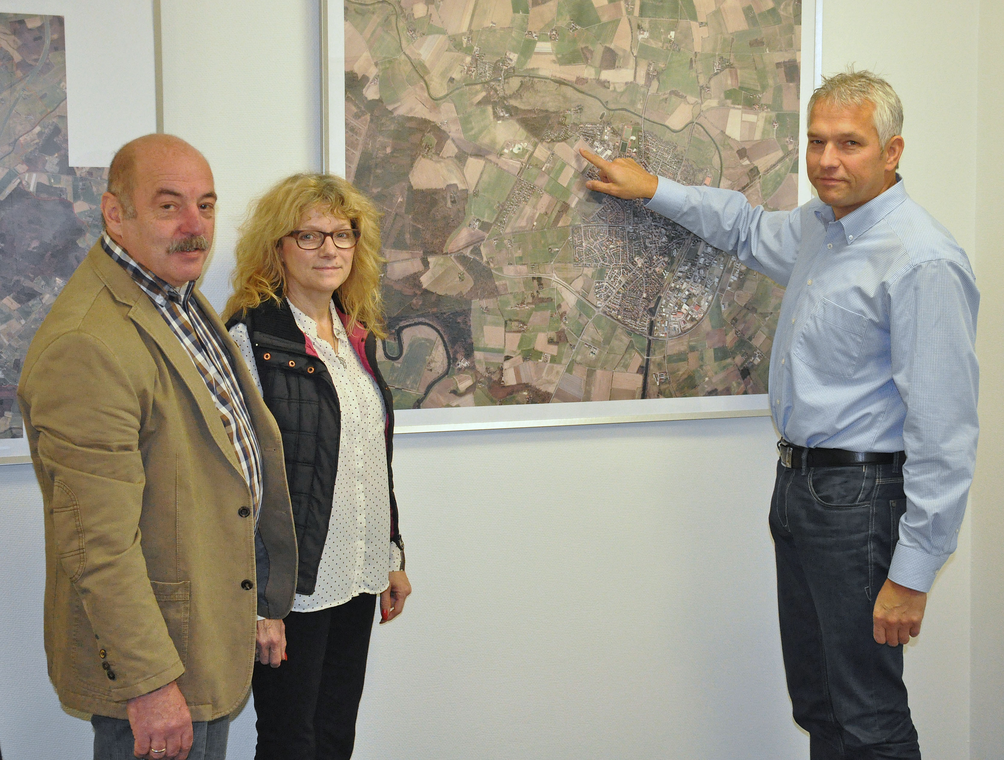 Sie nehmen zukünftig den Breitbandausbau in die eigenen Hände: (v.l.) Manfred Casper und Ehefrau Monika, Beigeordneter Wilhelm Sendermann Foto: Werner Zempelin