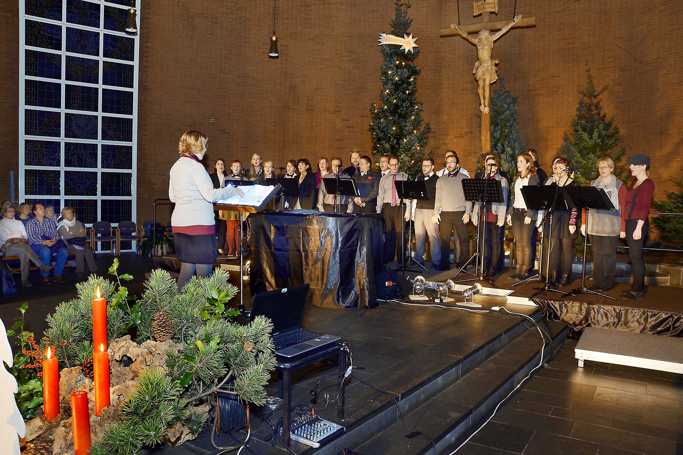 Im vorweihnachtlich geschmückten Neuasselner Kirchenraum präsentierte die Gruppe Taktum am Sonntag ihr bereits 15. Adventskonzert.