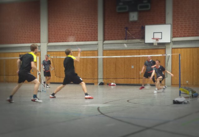 Sebastian Köpp und Florian Heinemann kämpfen im ersten Herrendoppel.