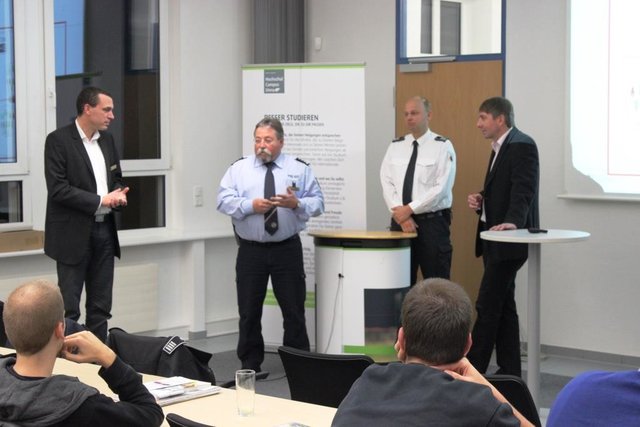 Daniel Kalff, Hubert Buschjäger (Polizei Unna), Holger Herlinghaus (Feuerwehr Unna) und Prof. Dr. Gerhard Nadler (v.l.), stellen sich den Fragen der Teilnehmer