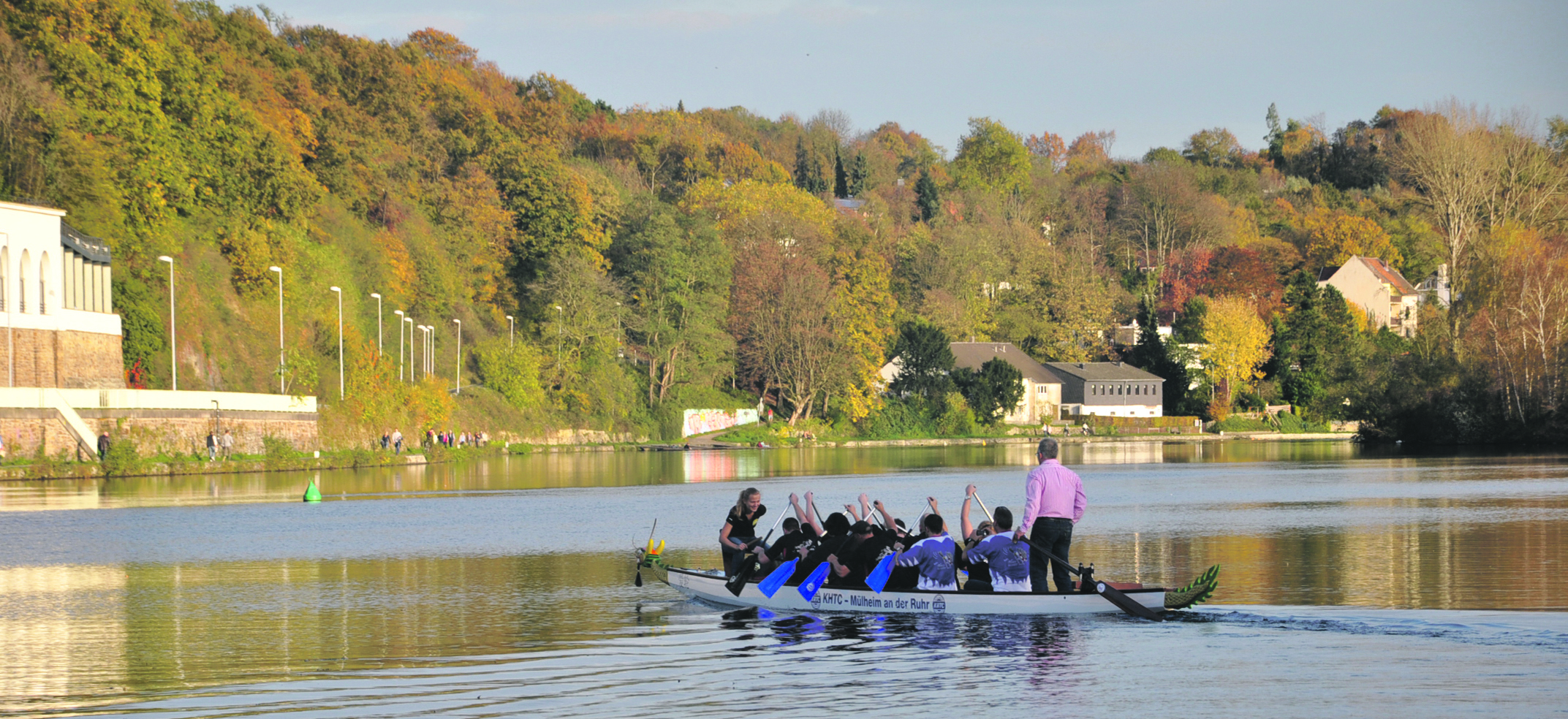Auf Jungfernfahrt: Mitglieder der Drachenbootteams des KHTC drehen eine erste kleine Runde.