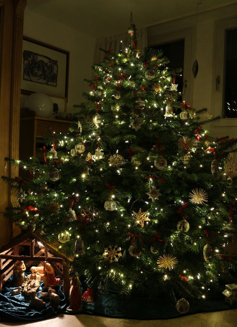 Dieses Foto vom Tannenbaum mit Hutschenreuther Kugeln, Sternen, Zapfen, Glocken und Strohsternen stammt von Marlies Hoffmannaus Bedburg-Hau.