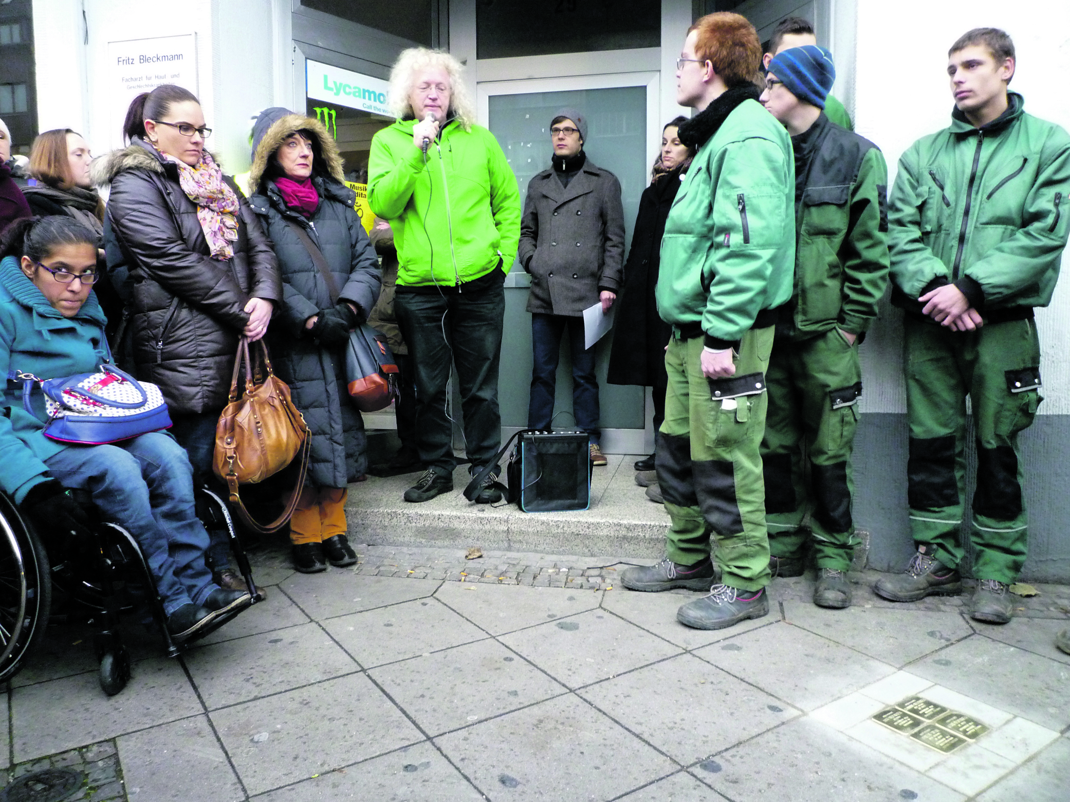 Die Stolpersteine wurden im Rahmen einer Gedenkfeier eingelassen. Bezirksbürgermeister Friedrich Fuß (am Mikrophon) mahnt das persönliche Erinnern an die stillen Helden und Opfer des Nationalsozialismus an.