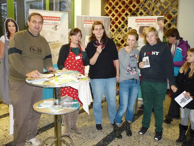 Zur Vorstellung des kleinen Rezeptesheftes "Rest(e)los genießen" veranstaltete die Umweltberatung einen "Infostand mit Kochstelle" im Bürgerhaus Methler, Nov. 2014