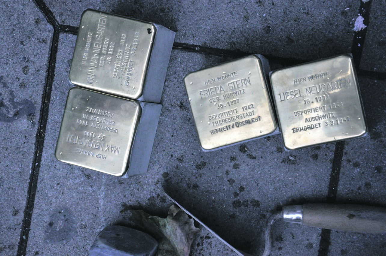 Die vier Steine erinnern mit Namen und Lebensdaten an den Wohnort und das Ende der Deportierten.