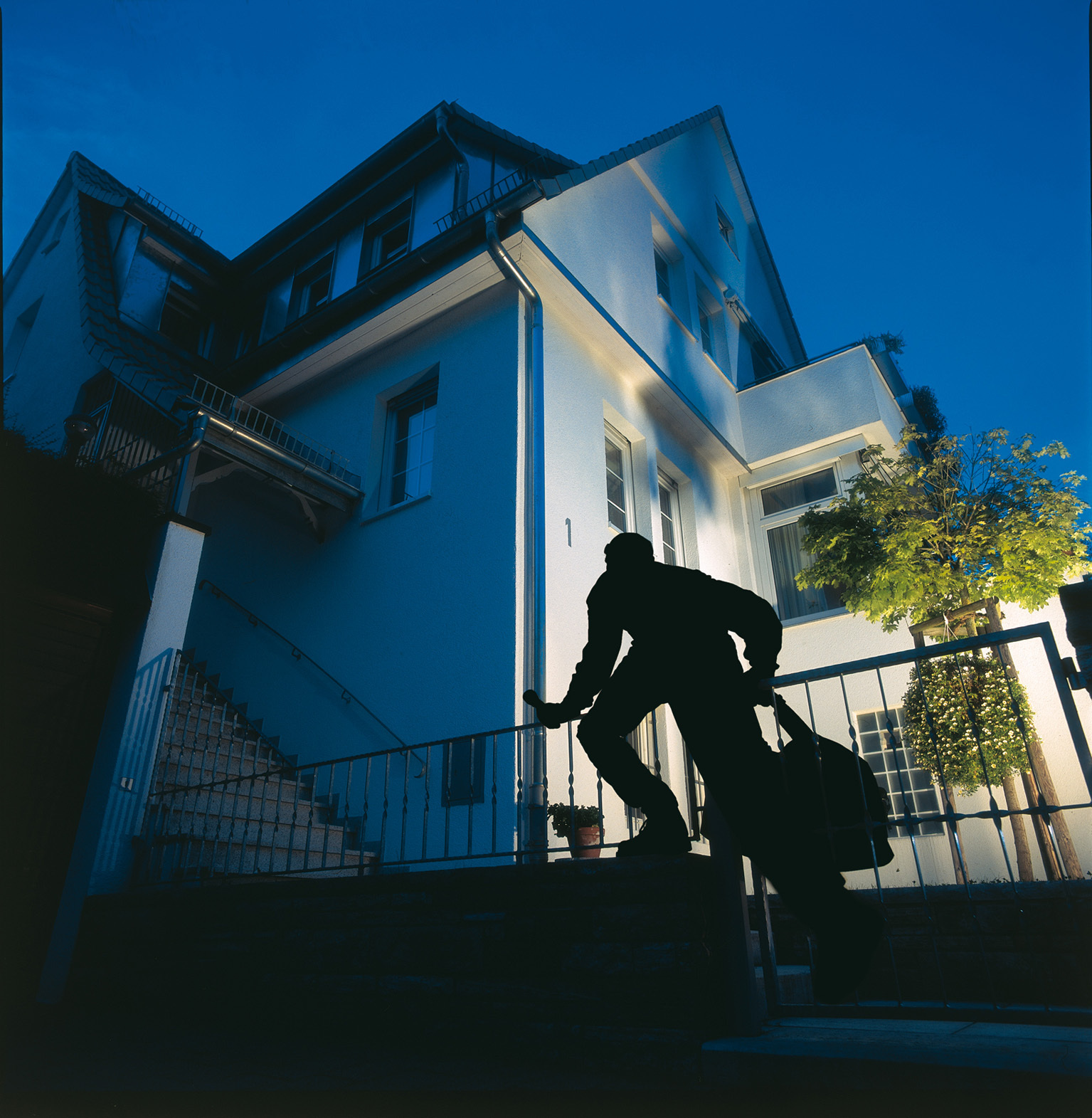 Die Tage sind kürzer, das lockt Einbrecher an, die an dunklen Fenstern leicht erkennen können, ob ein Haus oder eine Wohnung unbewohnt ist. Auch in Unna häuft sich in den vergangenen Tagen und Wochen die Zahl der Einbrüche.