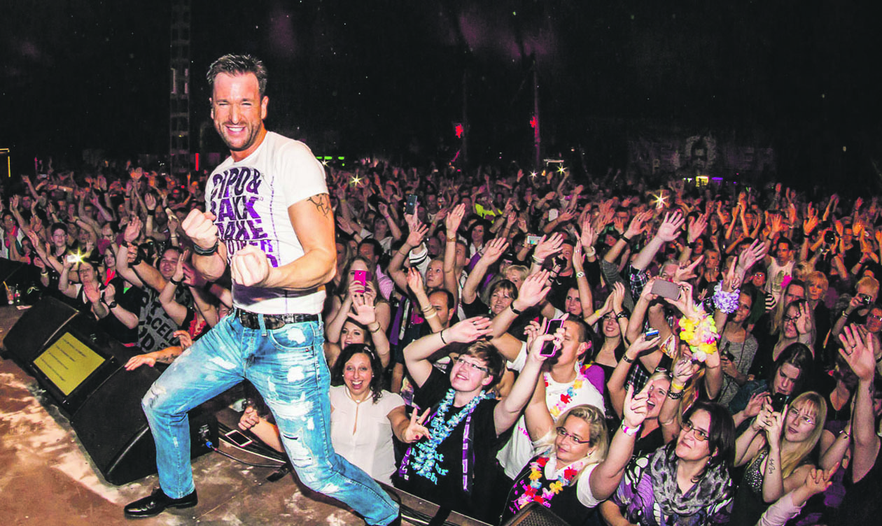Heiße Beach-Party mitten im Winter: Michael Wendler wird von den Fans gefeiert. Foto: Metz