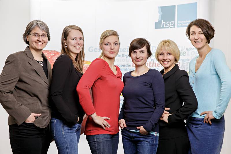 Das Team des Departments of Community Health (v.l.n.r.): Prof. Dr. Katrin Janhsen (Sprecherin des Departments und Professorin für Public Health), Muriel-Sophie Schmidt (Koordinatorin des Studiengangs Gesundheitsorientierte Sozialraumgestaltung), Claudia Schmidt (Koordinatorin des Studiengangs Gesundheit und Diversity), Monika Stanik (Referentin des Departments), Oxana Yefymenko (Lehrkraft für besondere Aufgaben) und Prof. Dr. Christiane Falge (Professorin für Gesundheit und Diversity).