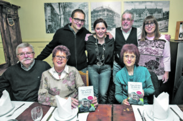 Rolf und Regina Waldau, Ulrich Krug, Bettina Michel, Sergio Cabras vom Vitali, Sabine Pieniak und Petra Weishaupt verlebten einen unterhaltsamen und aufschlussreichend Abend miteinander im Vitali - im Haus Rohmann an der Horster Strasse 20. Foto: Gerd Kaemper