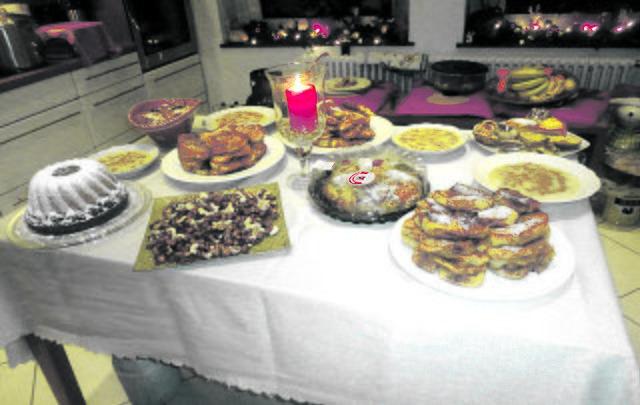 Rabanadas (unten rechts), Bolo Rei (Mitte, noch eingepackt), Letria (rechts hinter Rabanadas) und viele andere Weihnachtsleckereien.