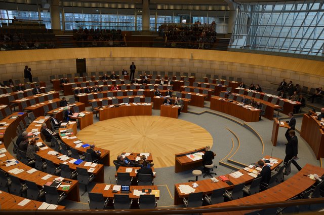 Im Plenarsaal wurden beim Besuch der Stadtspiegel-Gewinner hitzige Diskussionen geführt.