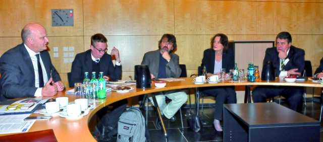 Enervie-Boss Yvo Grünhagen (l.) trägt Bundeswirtschaftsminister Sigmar Gariel (r.) im Beisein der beiden heimischen Bundestagsabgeordneten René Röspel (M.) und Dagmar Freitag die Probleme in Südwestfalen vor.