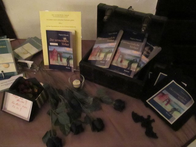 black roses ... passend dekorierter Büchertisch