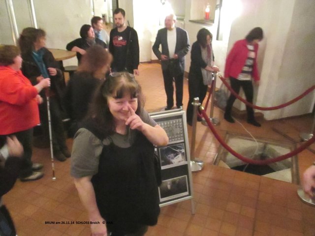 was heckt denn die Bruni da wohl aus...?