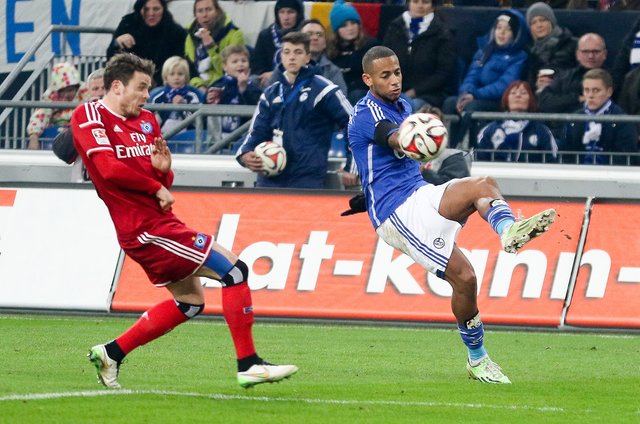 Dennis Aogo musste nach der Verletzung von Christian Fuchs nach der Halbzeit auf der linken Außenbahn spielen.
