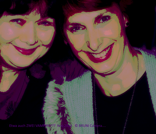 sind das etwa die weiblichen Vampire aus Schendas´Roman, da auf Schloss Broich...??? neenee ...sind nur Bruni und ich ... ( Foto: Bruni Camera)