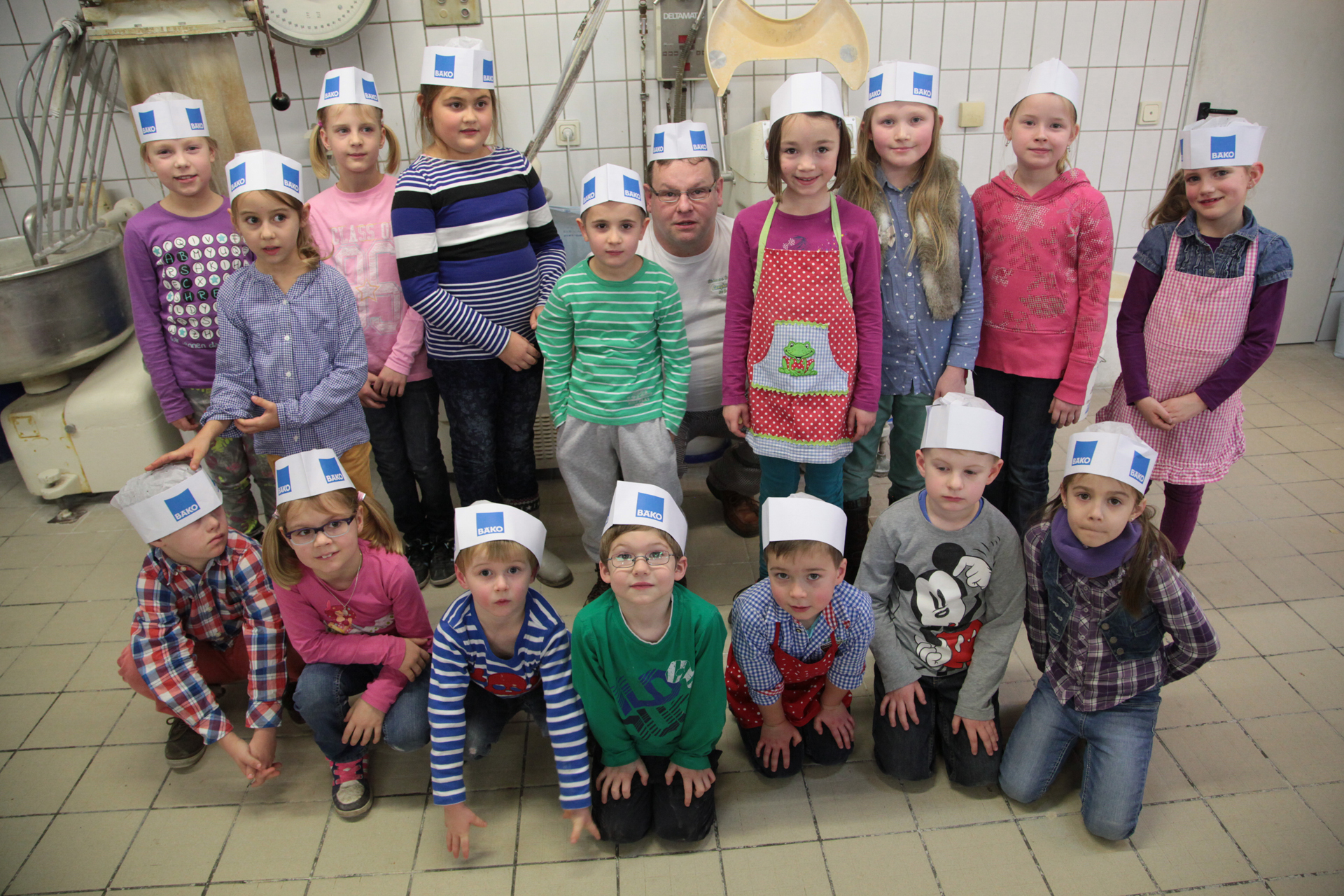 Gruppenbild mit Bäckermeister: Andreas Langhammer ging für das Gruppenfoto auf Augenhöhe mit den Kindern.