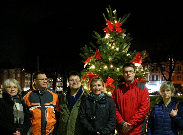 Gemeinsame Freude über den weihnachtlichen Lichterglanz nach gemeinsamen Handeln: v.l. Gisela Grossmann ("Licht AN!"), Frank Volkmann (CREDERE-LED), Christian Voigt und Silvia Hahn (beide "Licht AN!"), Marcus Petrausch (ENNI) und Bärbel Grotenrath ("Licht AN!")