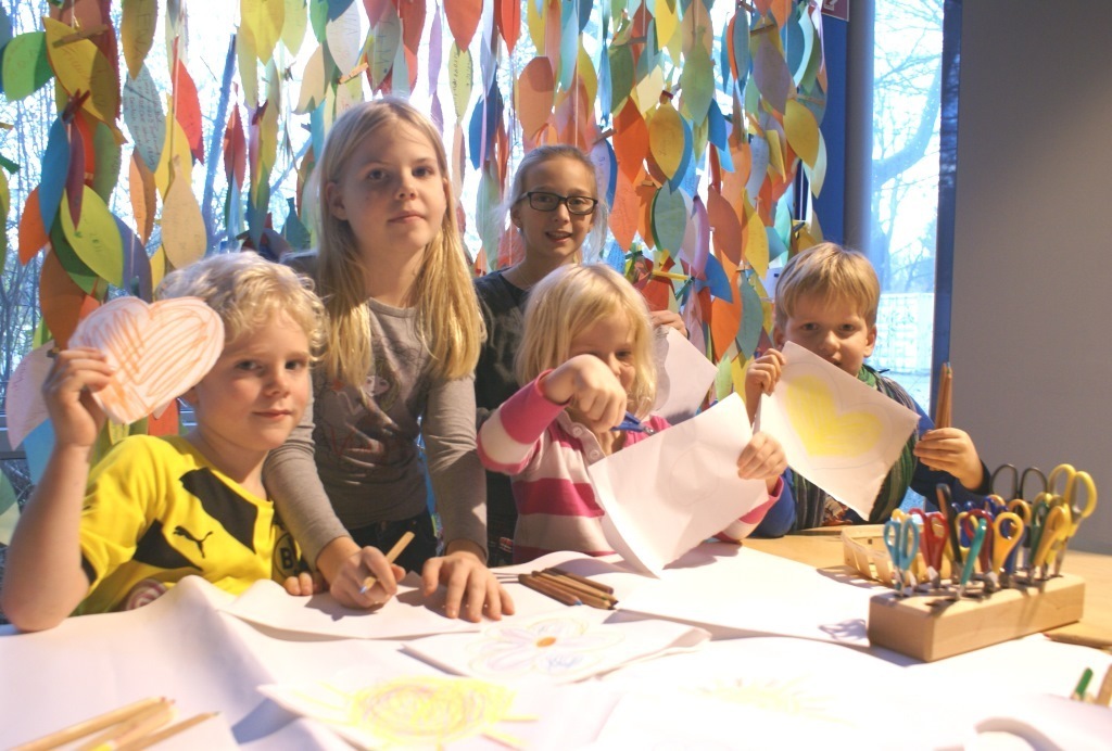 Winterleuchten-Premiere: Mit eigenen Lichtobjekten selbst kreativ werden! Philipp (6), Pia (9), Jette (11), Maja (5) und Ferdinand (6) haben bunte „Winterlichter“ gebastelt.