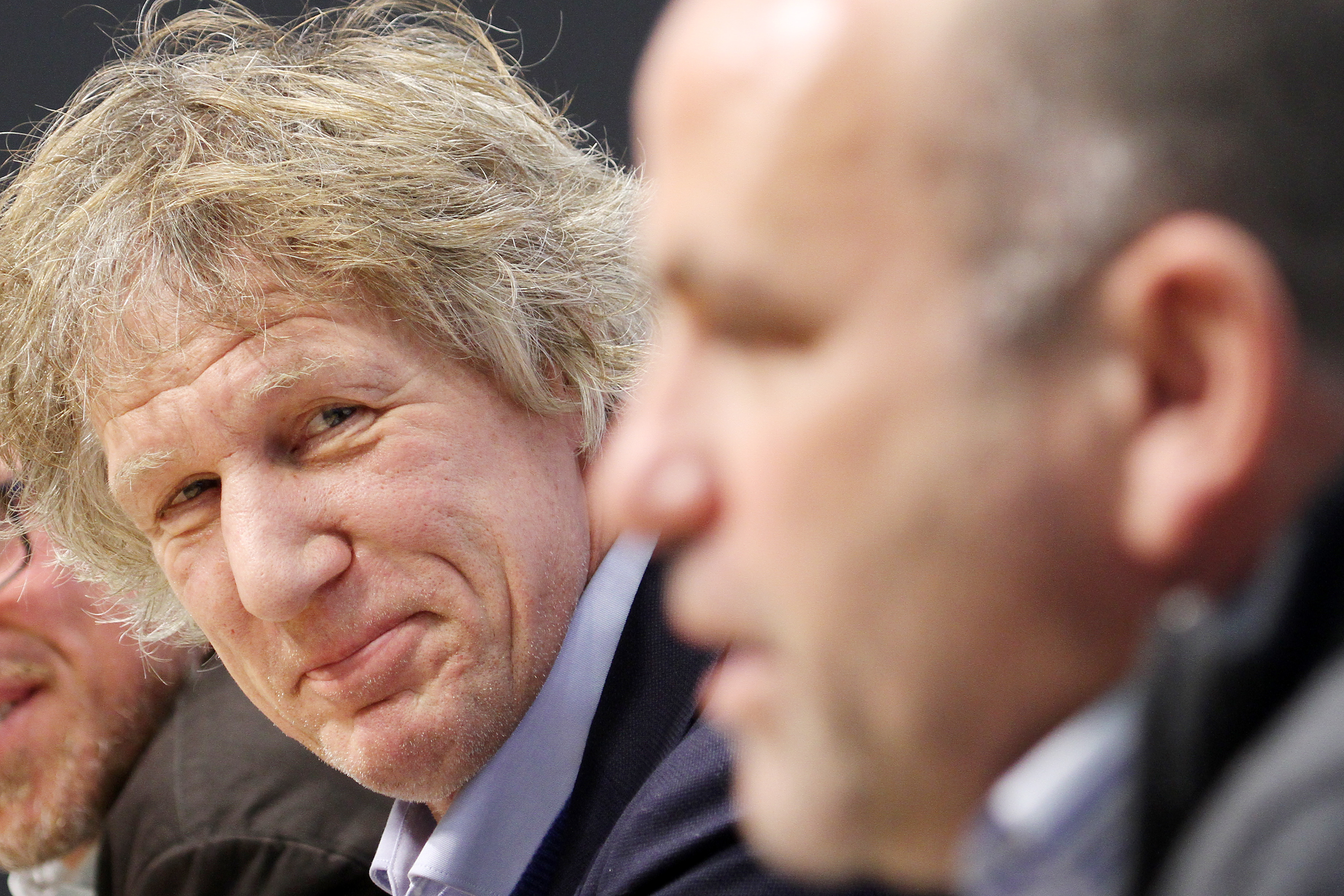 Trainer Gertjan Verbeek beeindruckte Sport-Vorstand Christian Hochstätter (im Vordergrund) auch als eigenhändiger Erbauer eines Holzhauses.
