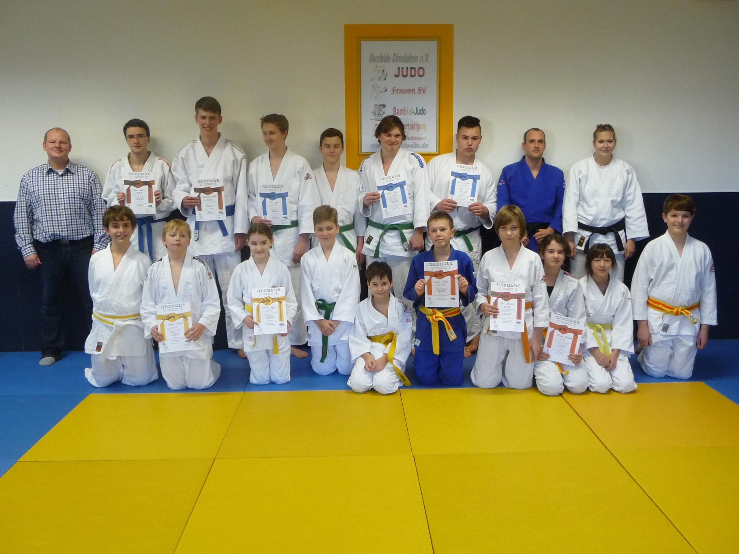 die Teilnehmer der Judoprüfung vom 14.12. mit ihren Partnern und dem Fremdprüfer Heiko Müller 1.v.l. stehend.