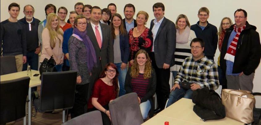 Der Schwuso-Vorsitzende Ansgar Dittmar (stehend, 7.v.r.) war bei einer Diskussionsveranstaltung der Jusos und der SPD zu Gast in Lünen.