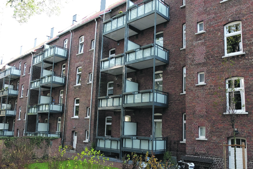 In Abstimmung mit der Denkmalbehörde baute die Genossenschaft erstmalig Balkone an.