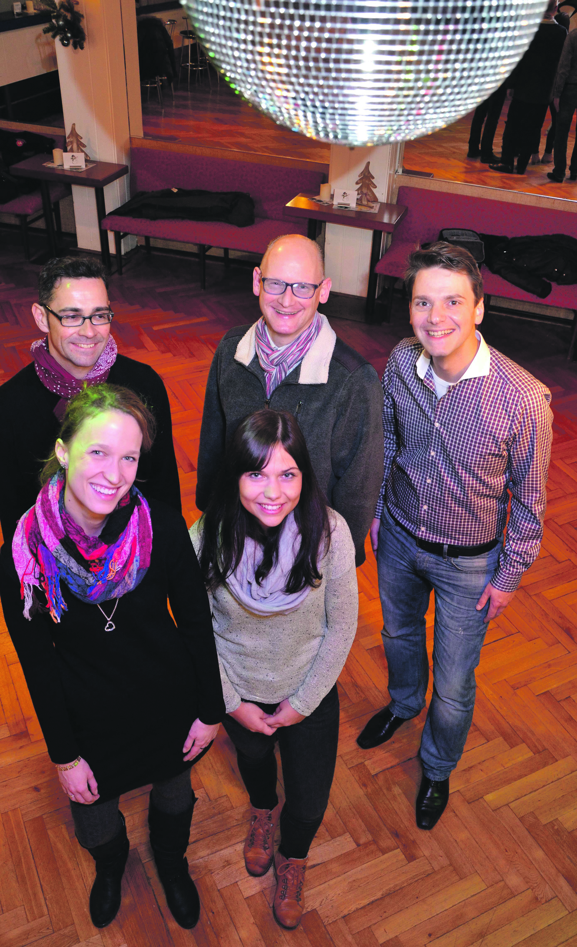 Pastor Markus Menke, Tanzlehrer Peter Hühner, Gemeindereferent Hubertus Wand (hinten v.l.) und Svenja Zahn, Referentin für Jugend und Familie, sowie Natalia Bazukiewicz, Praktikantin der Jungen Kirche, organisieren den Gottesdienst.