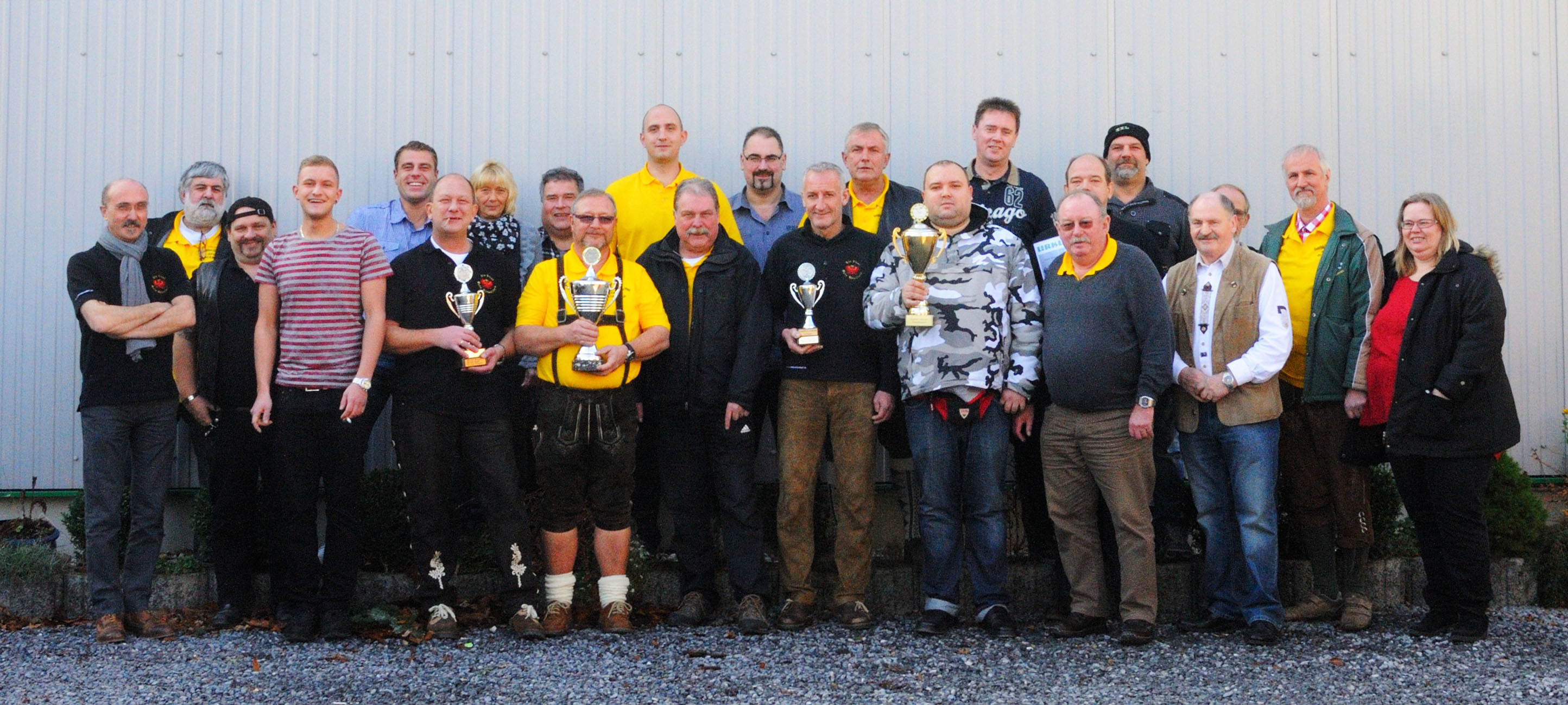 Von der Bildmitte v.l.: Guido Jesih (2. Platz), Richard Schlappa (1. Platz), Organisator Burkhard Loll, Arnd Heddenhausen (3. Platz) und Michael Schulz mit dem Ehrenpokal.