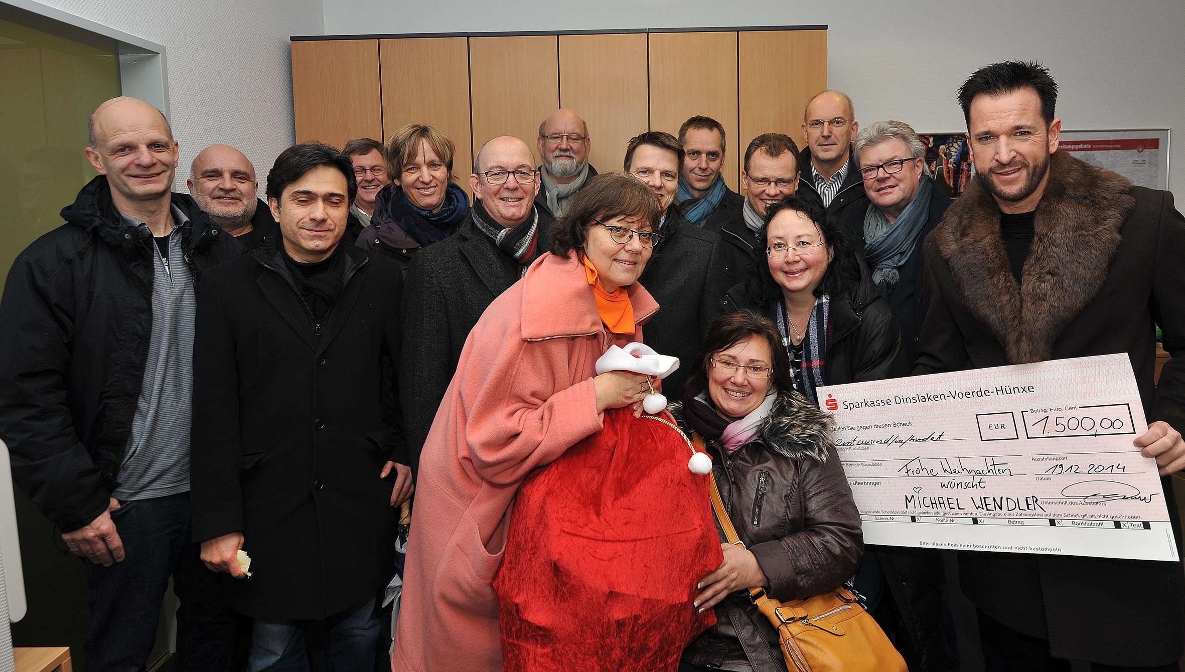 Die Tafel-Damen Marion Muhic und Monika Zygar bedankten sich im Namen ihrer Schützlinge bei den Großspendern Marc und Walter Hellmich (1.000 Euro) und Michael Wendler (1.500 Euro), der auch noch einen Sack voll Geschenke für die ehrenamtlichen Tafel-Mitarbeiter dabei hatte. Auch Dinslakens Bürgermeister Dr. Michael Heidinger, sein Voerder Kollege Dirk Haarmann und die stellvertretende Bürgermeisterin Waltraud Schilling aus Hünxe spendeten großzügig in den Tafel -Topf. Fotos Heinz Kunkel