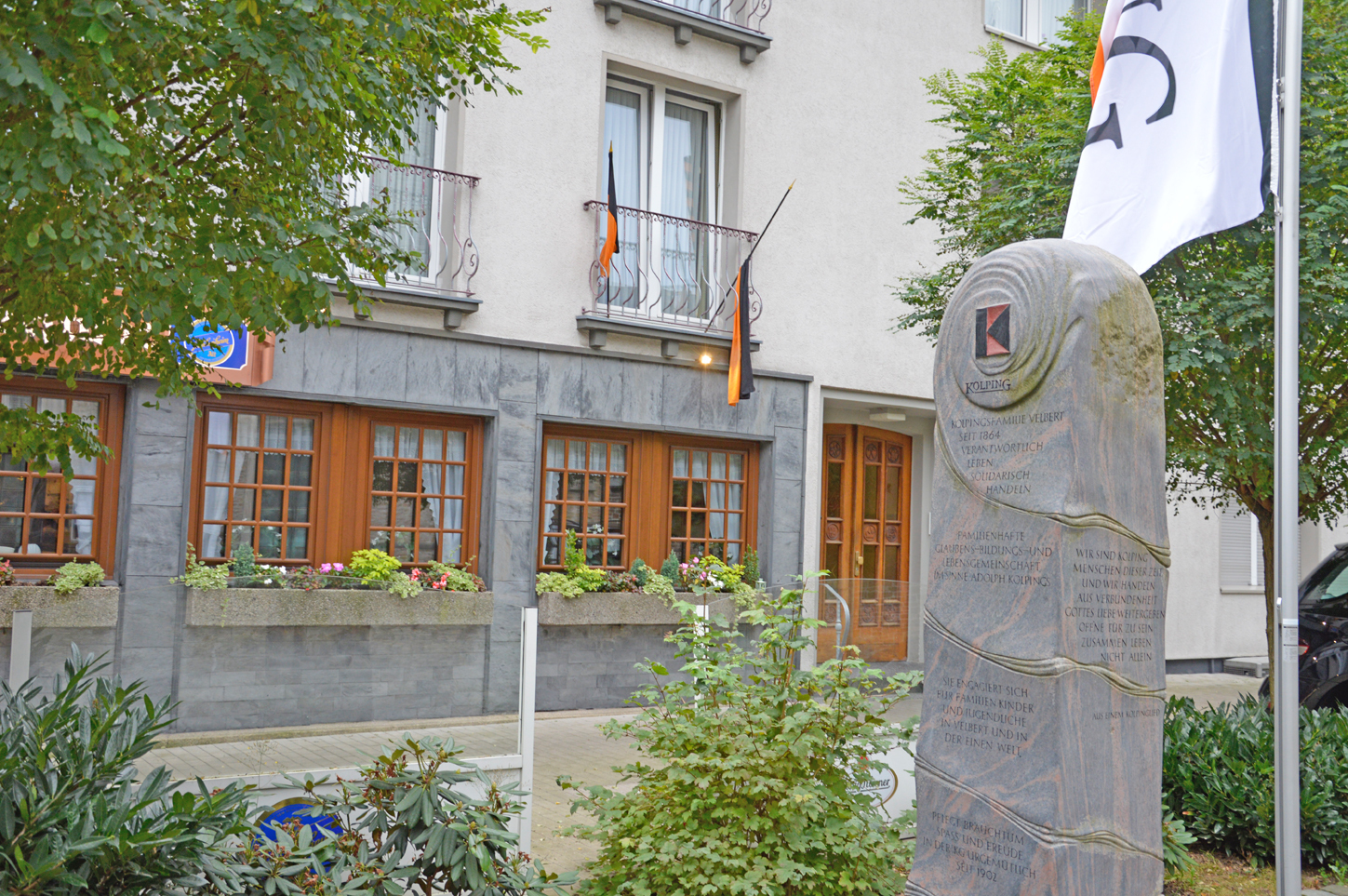Das Kolpinghaus ist ein wichtiger Treffpunkt für viele Vereine und Verbände aus der Stadt. Unmittelbar in der Nähe des Gebäudes steht das Denkmal der Kolpingsfamilie Velbert.
