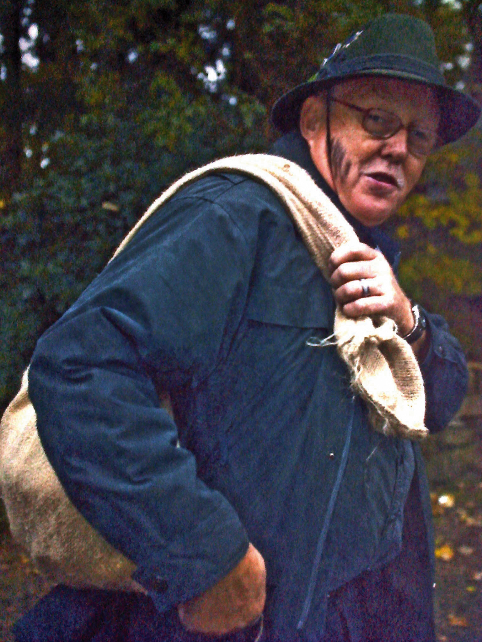 Ferdinand Ziese führt als Räuber Dolf Mohr Wanderungen.