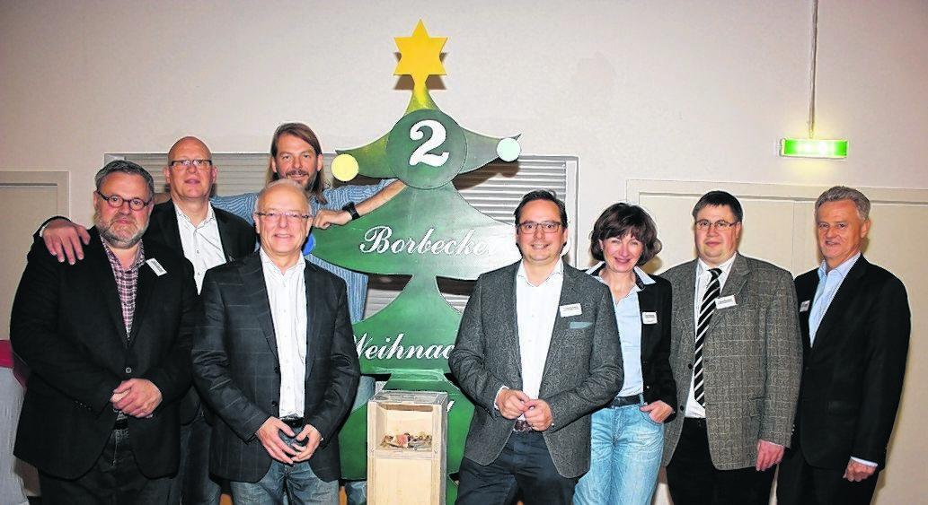Altfrid Breiderhoff, Martin Nennstiel, OB Reinhard Paß, Martin Grahl, MDL Thomas Kufen, Ratsfrau Regina Hallmann, Stadtdechant Jürgen Cleve und Hans Kaldenhoff von der Sparkasse halfen bei der Weihnachtstafel kräftig mit. Die Veranstalter sind sich einig: Im nächsten Jahr wird es eine Fortsetzung der Veranstaltung geben.
