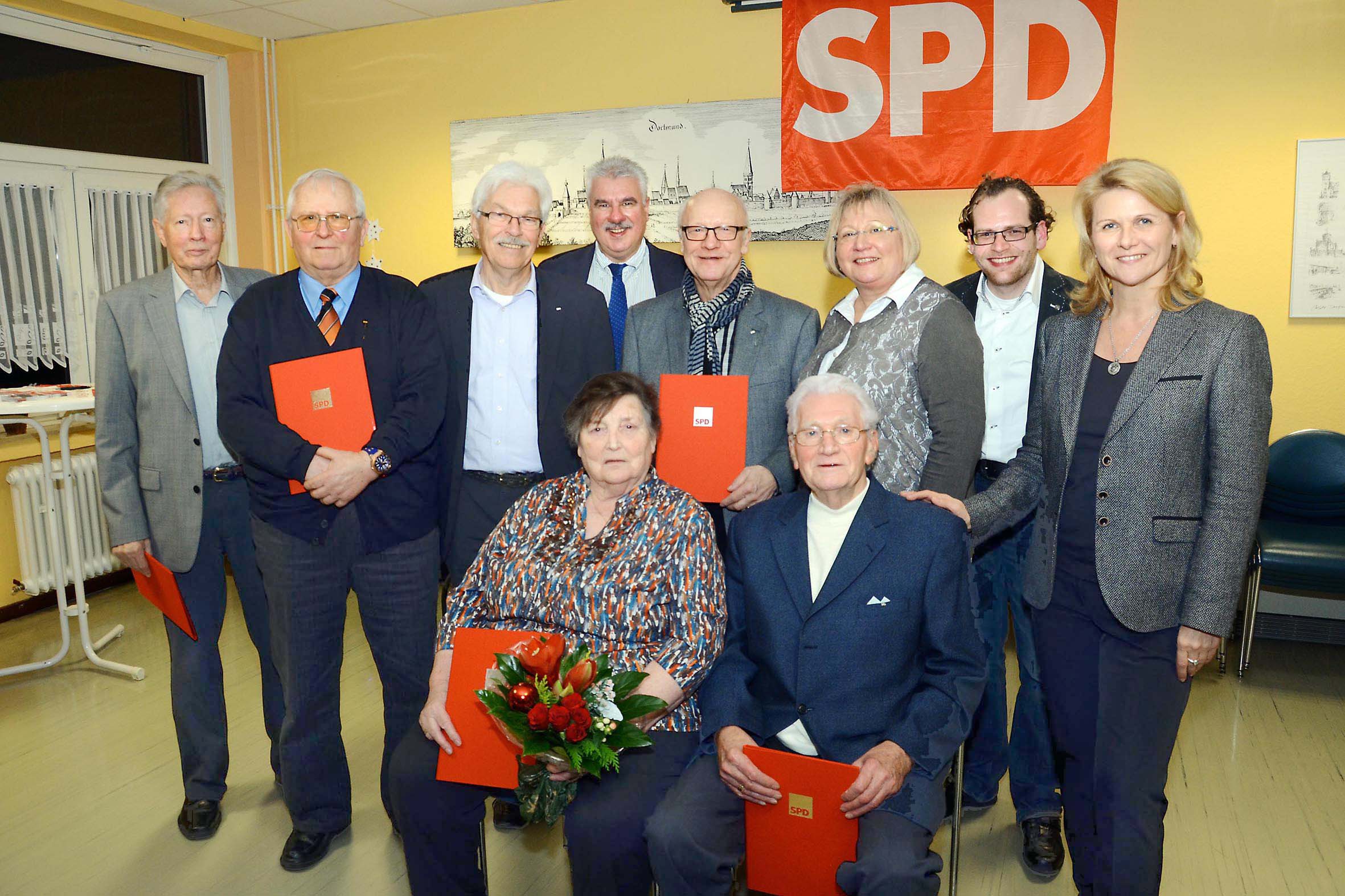 U.a. von der Bundestagsabgeordneten Sabine Poschmann (r.) wurden die Brackeler und Wambeler Jubilare des SPD-Ortsvereins in der AWO-Begegnungsstätte Haferfeldstraße geehrt