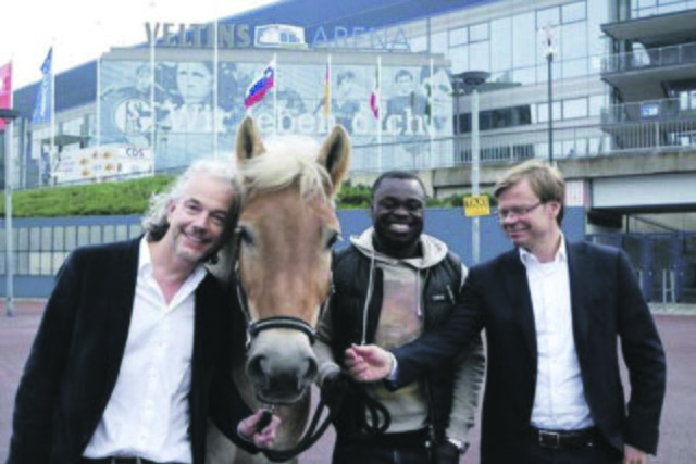 Auch beim Schalke hilft!-Renntag agierten Küster und Seidl, hier mit Gerald Asamoah, gemeinsam. Foto: Privat