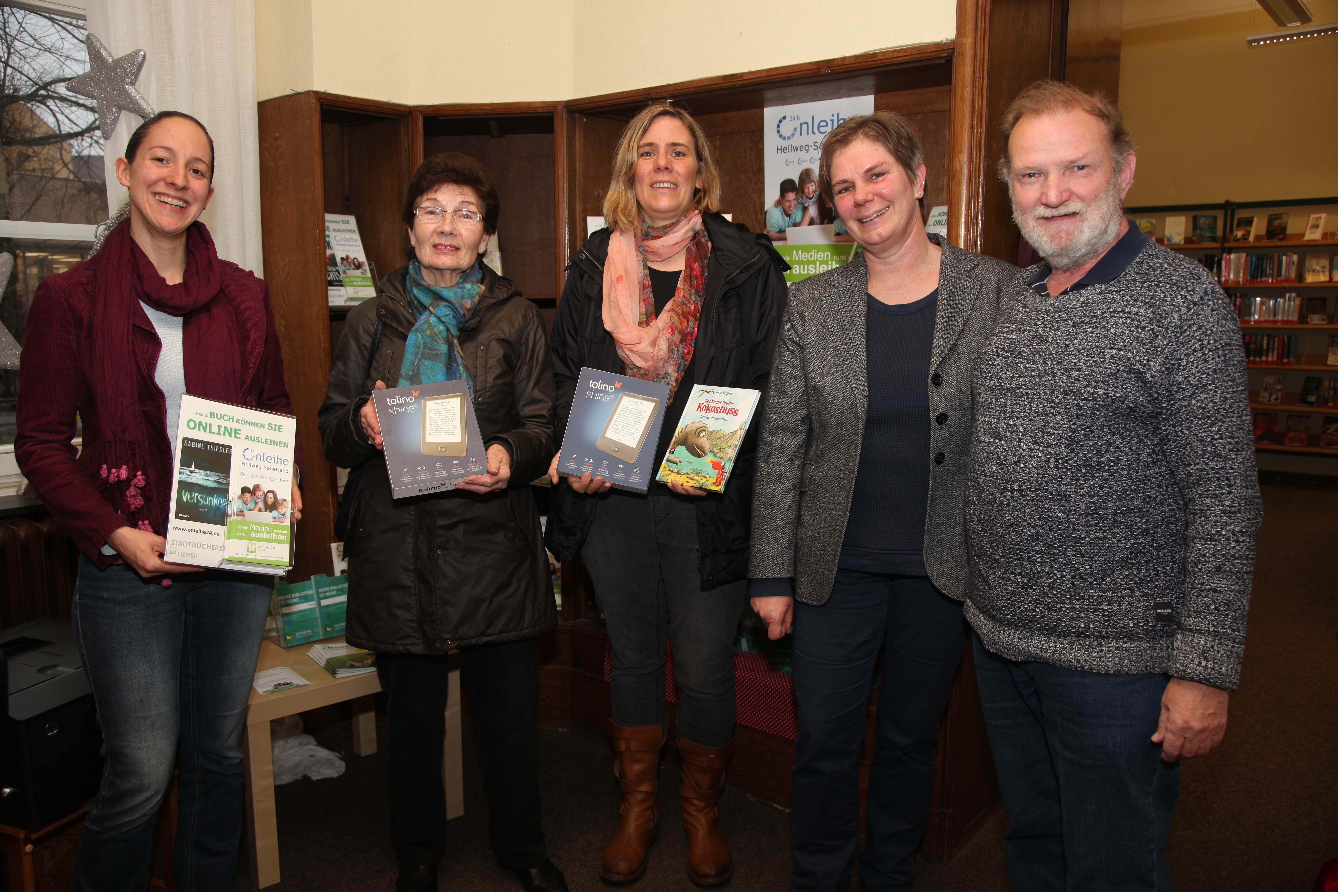 Büchereileiterin Katrin Gabriel (li.), Günther Eibrich und Eva Thielen (2.v.r.) überreichten die e-Book-Reader an die beiden Gewinnerinnen Erika Schönenberg (2.v.l.) und Sandra Günnewig (3.v.l.).