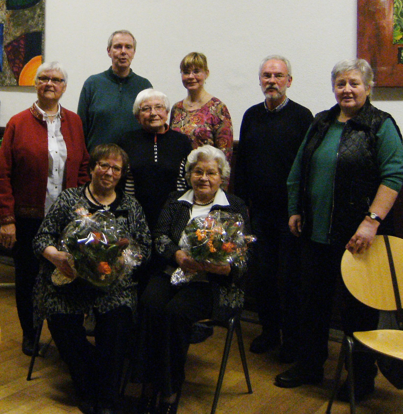 Von links nach rechts:
Inge Brinkmeier (Vorstandsvorsitzende), Andreas Fahnenschmidt (Kassierer), Doris Alles (Stellv. Vorstandsvorsitzende), Gaby Koslowski (Beirat), Peter Kramer (Chorleiter), Monika Voß (Schriftführerin).
Davor die Jubilarinnen:
Margret Depenbusch, 50 Jahre und Marianne Wand, 65 Jahre