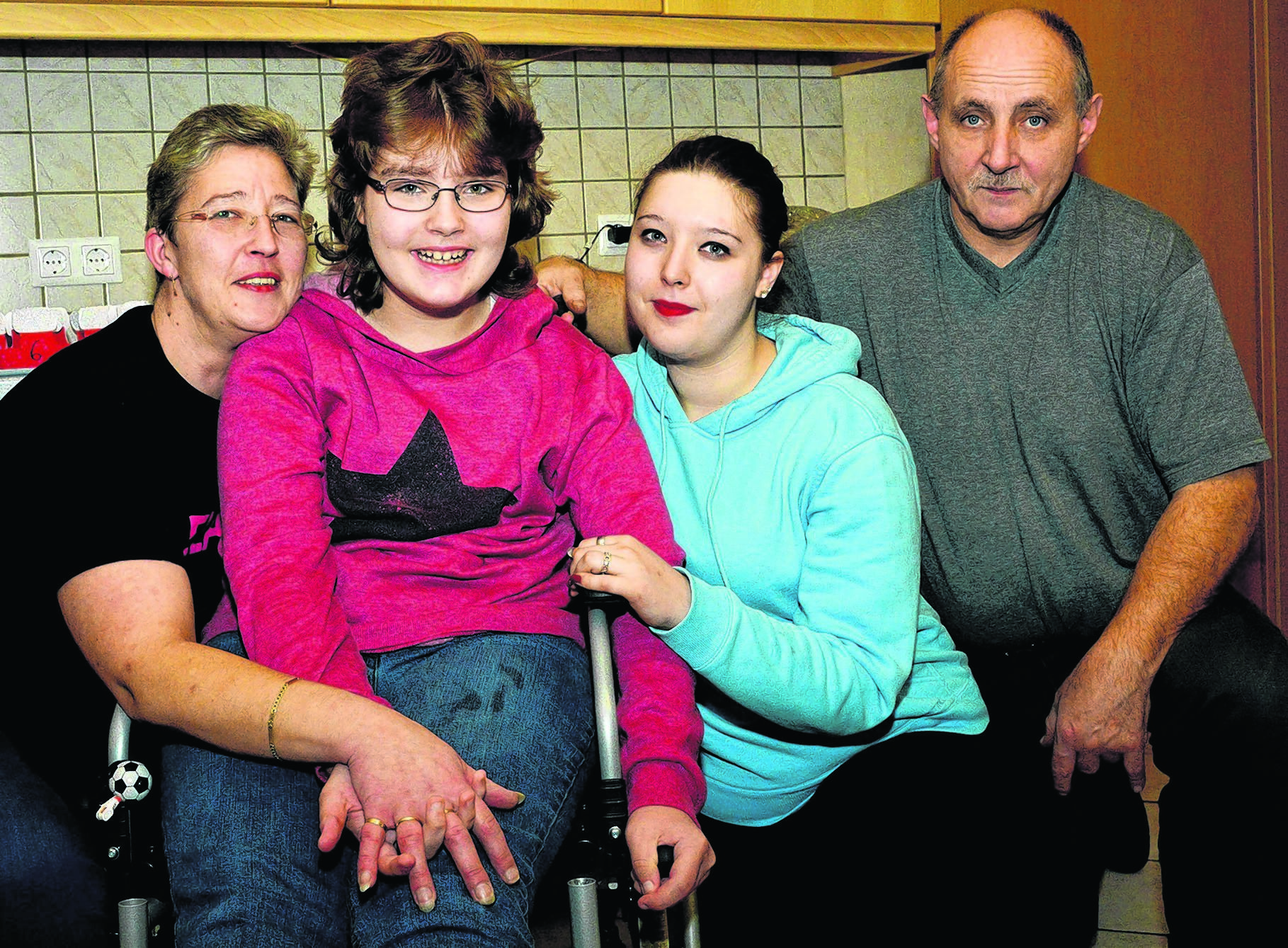 Familie Slaver hält zusammen (v.l.n.r.): Mutter Manuela, die Töchter Sabrina und Katrin sowie Vater Norbert. Foto: Debus-Gohl