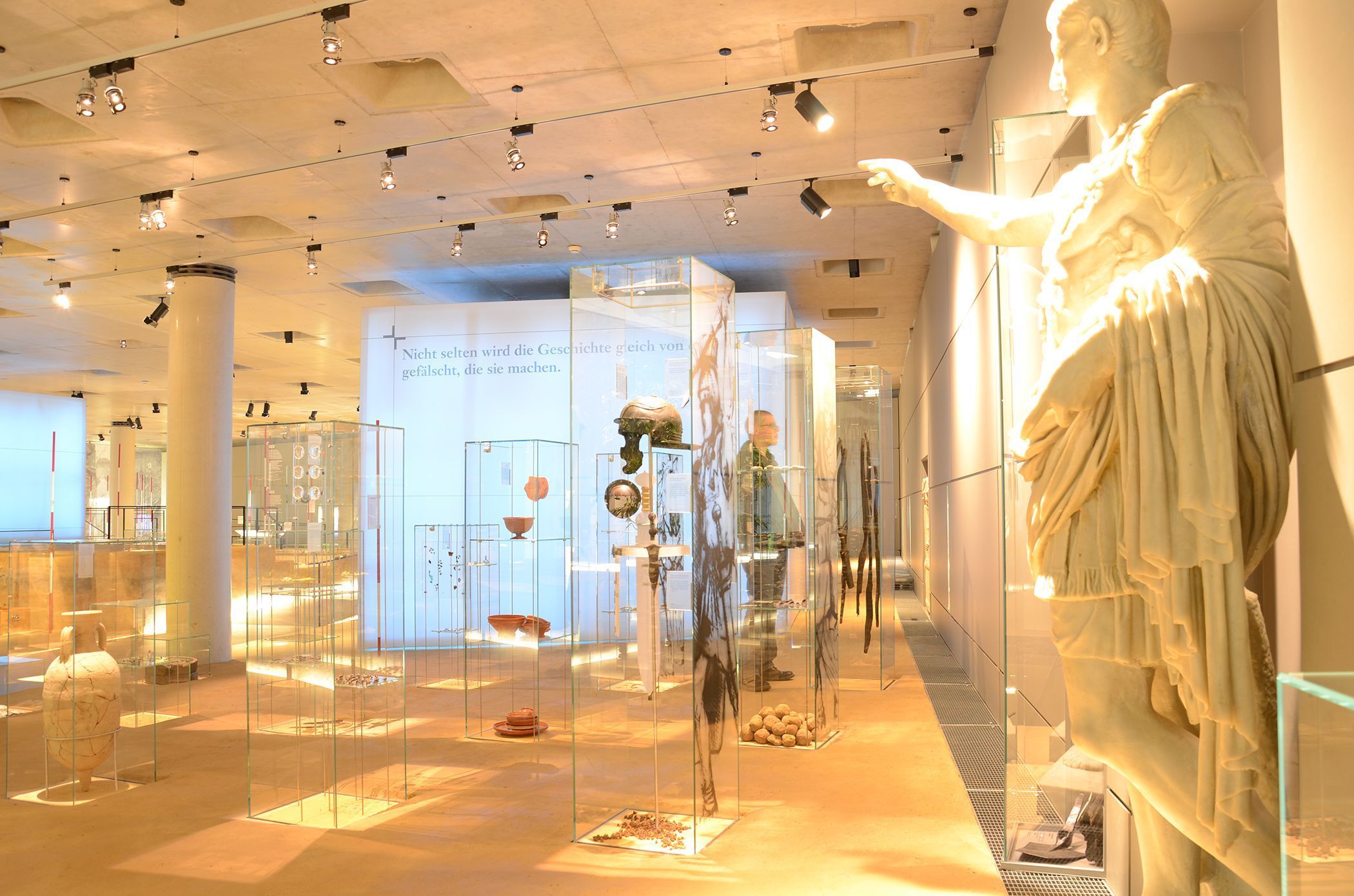 Welche Rolle die "Berufskleidung" von Kaiser Augustus bei der Weihnachtsgeschichte spielt, klärt eine Führung im LWL-Museum für Archäologie.
