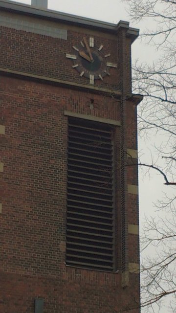 Die Turmuhr der Kirche am Lauerhaas in Obrighoven blieb kurz vor 10 stehen. Um 11.15 Uhr lief sie weiter.