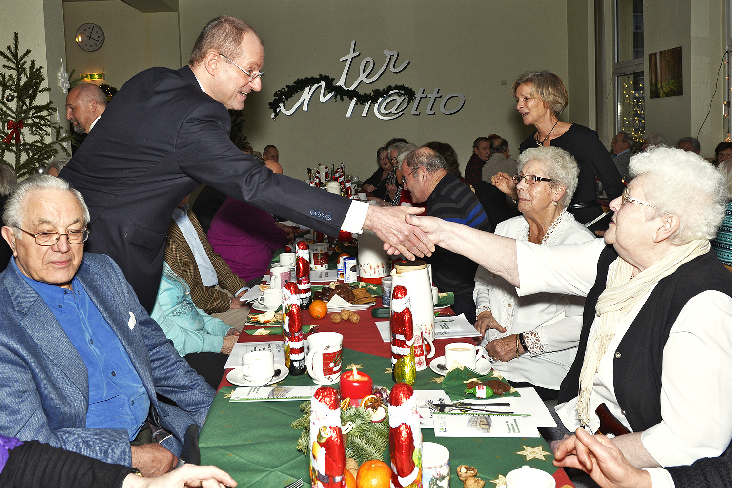 Jeder einzelne Gast wird zur Heiligabendfeier im Fritz-Lange-Haus am 24. Dezember ab 16.00 Uhr vom Bürgermeister-Ehepaar Christa und Ulrich Roland per Handschlag begrüßt, um anschließend gemeinsam einige gemütliche Stunden, begleitet mit einem musikalischem Programm, zu verbringen. Foto: Kariger