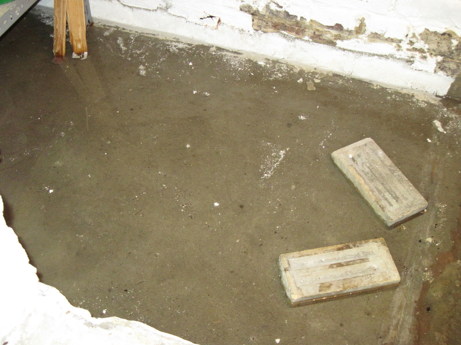 Durch den Kellerboden eindringendes Grund- oder Schichtenwasser